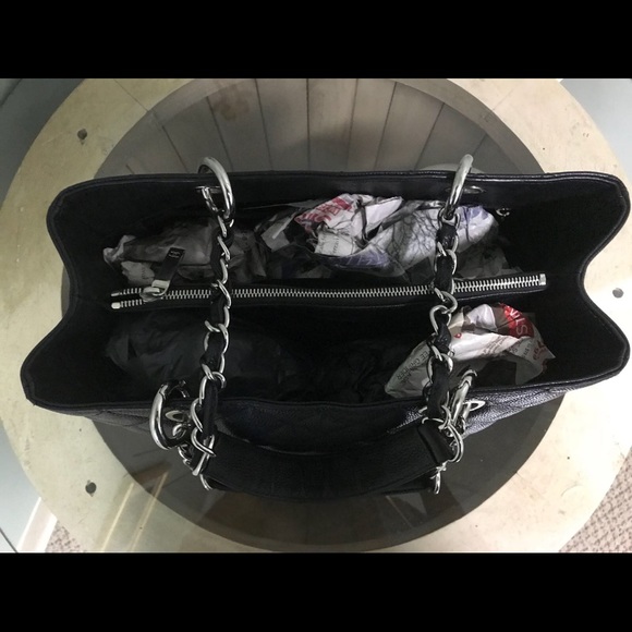 SOLD Authentic Chanel GST caviar handbag - Picture 4 of 8